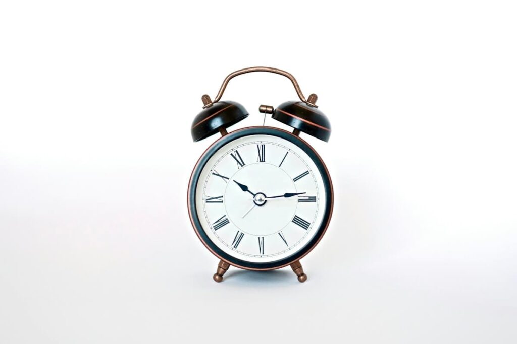 Wall clock showing the passing hours, a reminder that PEP in Thailand must start within 72 hours