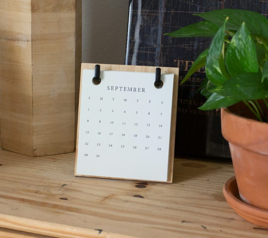 Desk calendar with weeks marked, showing when an HIV test becomes conclusive after the window period