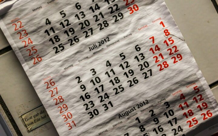 Wall calendar with dates circled in red, representing planning when to get an STD test after unprotected sex